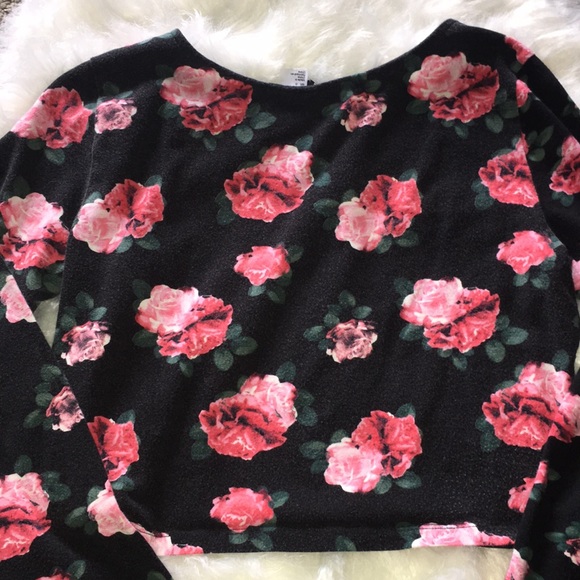 Divided Long Sleeve Floral Crop Top - Picture 4 of 4
